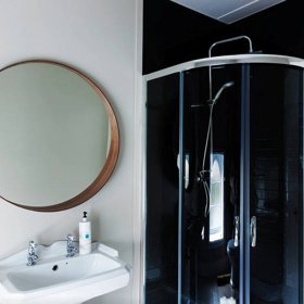 Koupelna je vybavena moderním sprchovým koutem.