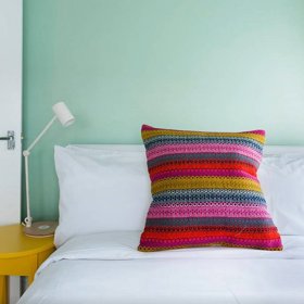 Hosté mají k dispozici dvě ložnice. Jedna je vymalovaná zeleně...