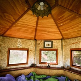 Ložnice, respektive spací patro, působí velmi útulným dojmem.