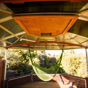 Transforming Castle Truck disponuje také střešní terasou s venkovní vanou a houpací sítí.