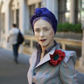 2. Nepřizpůsobují se. Teď nemyslíme, že by vzdorovaly zákonům rodné země a podobně, ale že mají svůj vlastní styl a názory, které nemusí být vždy v souladu s názory většiny. Týká se to i oblečení – pokud se cítí samy sebou v maxi či punkovém oblečení, nezradí samy sebe. Vědí totiž, že jedině „ve své kůži“ mohou být skutečně šťastné.