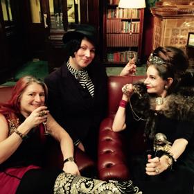 3. Neberou si věci osobně. I kdyby byly Matkou Terezou, stejně by se našel někdo, kdo by je pomluvil nebo kritizoval. Namísto hořekování nad nespravedlností světa zaujmou sebevědomé ženy zdravý postoj – totiž ten, že bručivé projevy jsou jen zrcadlem jejich původce. Přes zpětnou vazbu se přenesou s grácií.