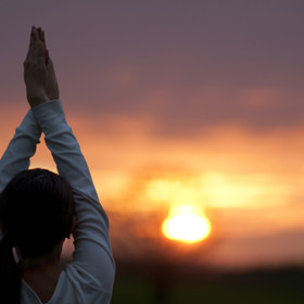 4. Péči o sebe řadí vysoko. Ani v jednadvacátém století nenajdeme na základních školách kurzy, jak pečovat o mysl a ducha. Přitom by pomohly lidem po dvacítce vyskočit z kolotoče nadšení-vyhoření. A protože přepracování ke štěstí nevede, dávají si silné, zdravě sebevědomé ženy lekce samy.
