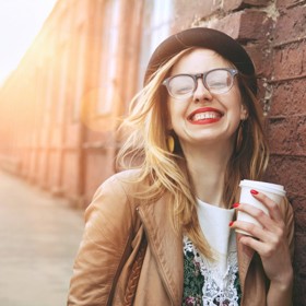 5. Neuctívají zaneprázdněnost. Je skvělé stihnout během dne odpracovat vše potřebné, nakoupit vánoční dárky, navštívit rodinu, dát si kávu s kamarádkou a pokračovat na koncert. Tedy pokud vás to nepřivádí do stavů šílenosti. Charizmatické a vyrovnané ženy si vždy naloží jen tolik, aby dnem propluly s lehkostí.