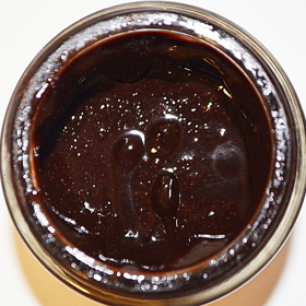 Nasypeme kakao do mísy. Vmícháme kokosový olej a javorový sirup pomocí bytelné kuchyňské špachtle. Pomůže nám rozetřít kokosový olej dohladka.