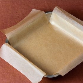 Vyložíme malou formu na koláč nebo zapékací mísu pečícím papírem (čím větší nádoba bude, tím tenčí čokoláda). Vlijeme hmotu do formy, rozetřeme dohladka a posypeme troškou soli. Mrazíme nejméně hodinu.