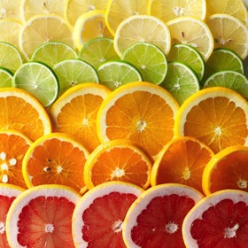 Těsně pod vrchol pyramidy se dostaly citrusy, což v tomto případě chvályhodné není. Znamená to, že obsahují poměrně hodně cukru. Grepy a pomeranče doprovází na druhé místo ještě jablka a banány – všechny s 8 až 19 gramy cukru na hrnek.