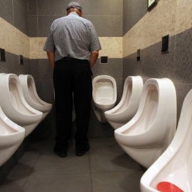 3. Klaustrofobické pánské toalety.