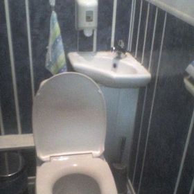 4. Záchod blokující přístup k umyvadlu.