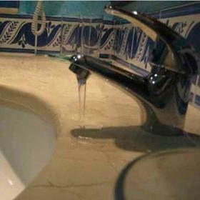 5. Zcela nesmyslně nainstalovaná vodovodní baterie.