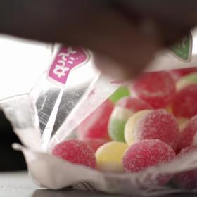 Jejich výroba je však natolik odpuzující, že si tuto gumovou pochoutku zřejmě už odepřeme.