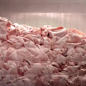 Kůži stroj zázračně semele do čisté, pružné hmoty.