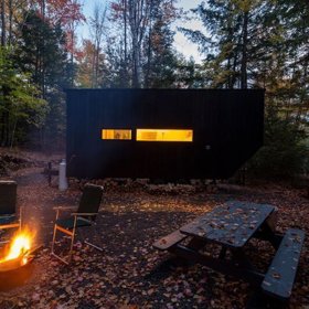 Za dobrého počasí si venku můžete udělat táborák.