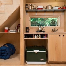 Detailní záběr na kuchyňku. Všmněte si chytrého úložného prostoru pod schody.