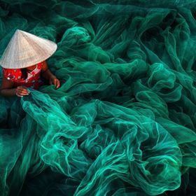 5. „Phan Rang Fishing Net Making“, Vietnam. 1. místo v kategorii „Open Color“. Autor: Danny Yen Sin Wong.
