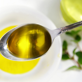 4. Rostlinný olej. Ten máme doma všichni! Jedno vejce dokáže nahradit už ¼ hrnku oleje. Pokud však potřebujete vajec do těsta víc, možná bude lepší, když vyzkoušíte jinou náhražku. Pokrm by mohl být zbytečně mastný a tučný.