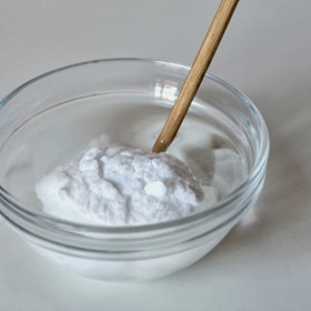 5. Voda, olej a prášek do pečiva. Smíchejte 2 lžíce vody, lžičku oleje (kukuřičného nebo rostlinného) a 2 lžičky prášku do pečiva. Namísto jednoho vajíčka to bude stačit. Podle serveru SheKnows tato metoda funguje tak perfektně, že budete zírat.