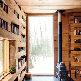 Pokud vám při čtení bude chladno, můžete si zapálit oheň v těchto stylových kamnech.