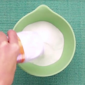 1. Smíchejte trochu jedlé sody a soli.