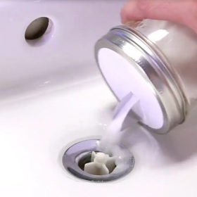 2. Nasypte tuto směs do ucpaného odpadu.