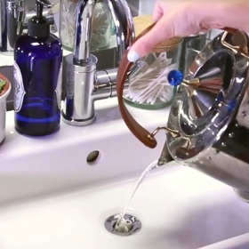 4. A nakonec přidejte horkou vodu.