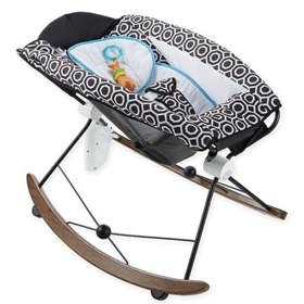 Vibrační židlička či houpačka. Tohle je trochu kontroverzní, protože používání takových pomůcek pediatři příliš neschvalují. Ale ještě jsme neviděli miminko, které by je nemilovalo.