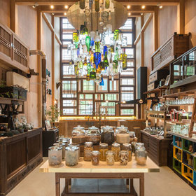 Uvnitř naleznete bar, pivnici i obytné prostory.