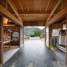 Zařízení interiéru je vyrobeno z věcí, které jiní lidé vyhodili do popelnice.