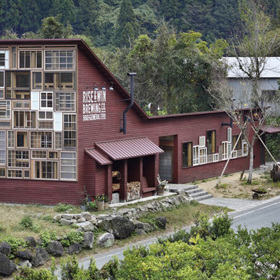 Nejvyšší stěna budovy je plná oken. Samozřejmě zrecyklovaných.