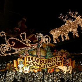 5. Hamburk, Německo (21. 11.–23. 12.). V Hamburku na vás mimo jiné čeká ulička hraček (Spielzeuggasse) nebo erotický trh Santa Pauli (pouze pro osoby starší 18 let). Za zmínku stojí i trh Jungfernstieg, který se specializuje na luxusní jídlo a dárky.