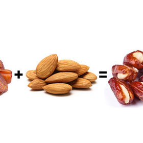 1. Mandle v datlích. Datle jsou božské hned z několika důvodů – vydrží měsíce a díky své lepivé konzistenci umí nahradit korpus v raw dortech. Po odstranění pecky se však odhaluje ještě jedna úžasná vlastnost – do vzniklé dutiny můžete něco schovat. Třeba mandle! Jsou suché, tvrdší a nesladké, takže se budou s datlemi perfektně doplňovat.