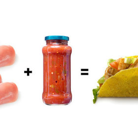 2. Kuře se salsou. Ochutnáte jednou a už nikdy nebudete mít dost. Kuře přelité salsou a zahřívané na vysokou teplotu v pomalém hrnci zkřehne tak, že ho sníte dvěma vidličkami. Servírujte v tortille, na listové zelenině nebo jen tak.