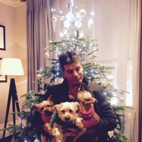 16. Simon Cowell má velké srdce. Proto poskytl nový domov hned třem štěňatům.