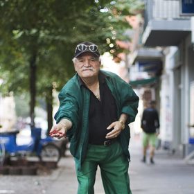 Starý krejčí (86) je stylovější než teenager. Do práce chodí každý den v jiném outfitu