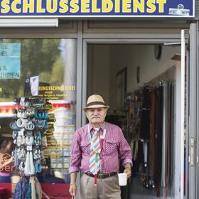 Starý krejčí (86) je stylovější než teenager. Do práce chodí každý den v jiném outfitu