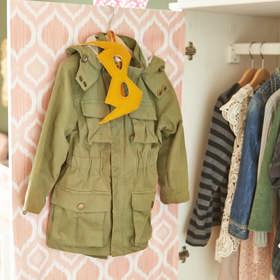 2. Na dveře skříně.