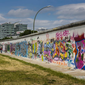 5. Berlínská zeď (Německo).