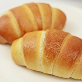 Co nejíst: 1. Pečivo. Bez pečiva si nedokáže mnoho z nás snídani představit. Obsažené droždí ale může podráždit výstelku střev, a způsobit tak nadýmání.