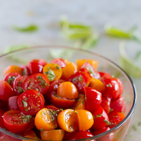 5. Rajčata. „Nemluv při jídle, nebo budeš mít žaludeční vředy,“ říkávala maminka. Ty si můžete „vypěstovat“ i konzumací rajčat nalačno. Červená jablíčka jsou bohatá na látku zvanou tanin, která zvyšuje kyselost v žaludku.