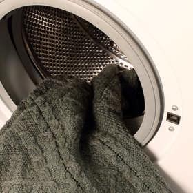 Spoustě mužů nedojde, že některé oblečení se v sušičce poněkud srazí...