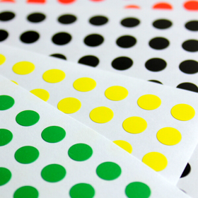 Pořiďte si barevné samolepící štítky a dotyčné kusy vaší garderoby jimi označte.