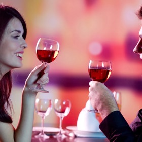 5. Namísto „potřebuju ženskou/chlapa“ zaujměte postoj „rád bych potkal někoho speciálního, ale než se objeví, budu si užívat předností single života“. Čekat se založenýma rukama na prince na bílém koni se nevyplácí. Promarníte spoustu času a jednou – až budete mít krásný vztah – toho budete litovat.