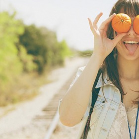 Ne náhodou řada lidí potkala svou spřízněnou duši poté, co si přestala zoufat a upínat se na hledání vysněného partnera. Žijte v přítomnosti a vytěžte z každého dne maximum! Budete pak mít svému nejmilovanějšímu partnerovi co vyprávět…
