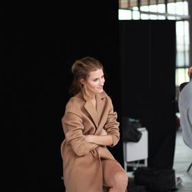 Historicky první česká vítězka světové soutěže Elite Model Look a celosvětově uznávaná modelka trvale žijící v New Yorku pro Premium Fashion Brands 30. listopadu nafotila sérii nadčasových fotografií, které bude společnost ve svých kampaních používat minimálně následující rok.