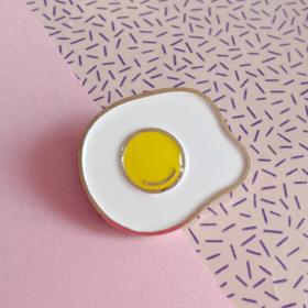 Sázená vejce lze vidět kdekoliv. Třeba na krabičce na špendlíky.