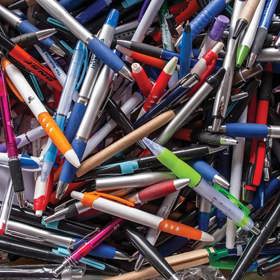 1. Reklamní propisky. Ne, opravdu je všechny nepotřebujete. Zvlášť když drtivá většina má vyměnitelnou náplň.