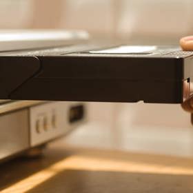 2. VHS kazety. Tohle médium se už téměř nepoužívá. Doporučujeme přehrát vaše oblíbené filmy na DVD a kazety prodat nějakému sběrateli.