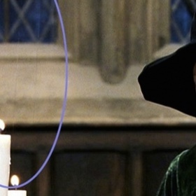 3. Harry Potter. Drátky, na kterých visí „levitující“ svíčky, jsou celkem dobře viditelné.