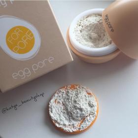 Na tento trend rychle zareagovaly i kosmetické firmy. Obličejová maska na fotografii je obohacena o prášek z vaječných skořápek i o výtažek z vaječných žloutků. Mají zanechat pokožku čistou a jemnou.