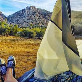 1. Kempování. Každý člověk by měl alespoň jednou v životě jet pod stan. Pár nocí bez matrace z paměťové pěny a s mravenci, co vám dají dobrou noc, vás zocelí.